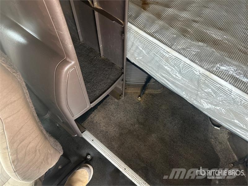 Volvo VLN630 6x4 T/A Sleeper Truck Tractor وحدات الجر