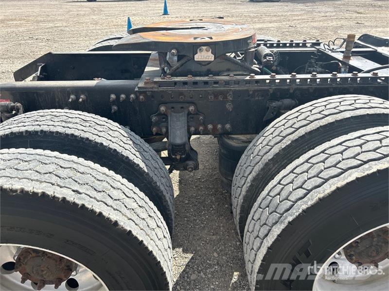 Volvo VLN630 6x4 T/A Sleeper Truck Tractor وحدات الجر