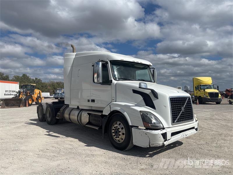 Volvo VLN630 6x4 T/A Sleeper Truck Tractor وحدات الجر