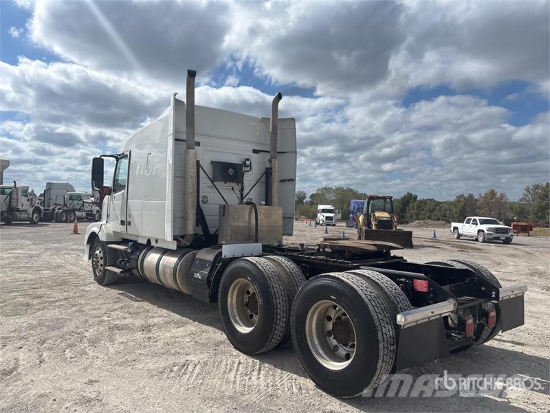 Volvo VLN630 6x4 T/A Sleeper Truck Tractor وحدات الجر