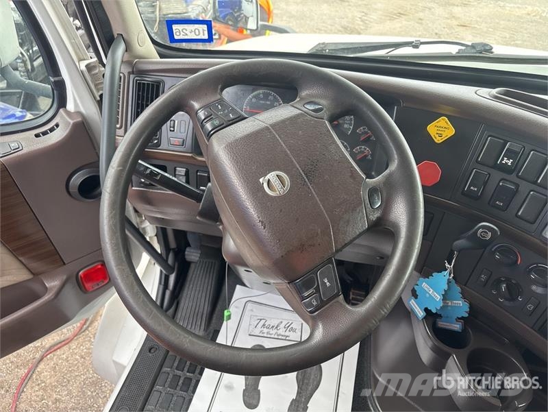 Volvo VLN630 6x4 T/A Sleeper Truck Tractor وحدات الجر