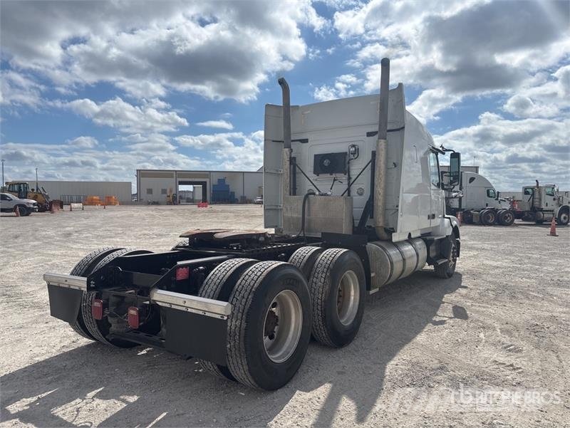 Volvo VLN630 6x4 T/A Sleeper Truck Tractor وحدات الجر