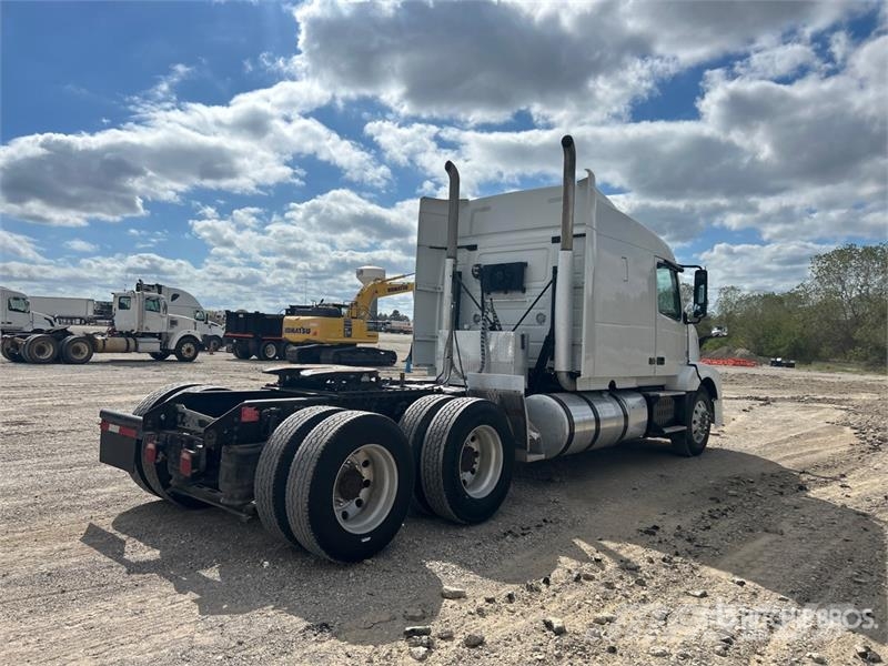 Volvo VLN630 6x4 T/A Sleeper Truck Tractor وحدات الجر