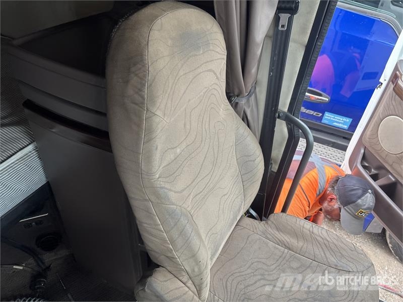 Volvo VLN630 6x4 T/A Sleeper Truck Tractor وحدات الجر