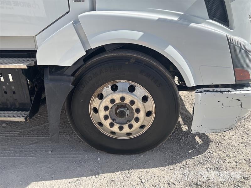 Volvo VLN630 6x4 T/A Sleeper Truck Tractor وحدات الجر