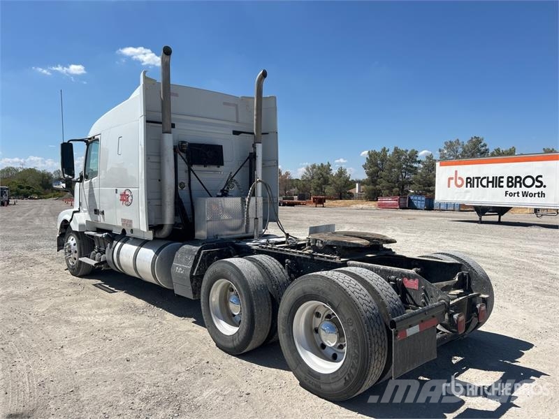 Volvo VLN630 6x4 T/A Sleeper Truck Tractor 中古トラクターヘッド | トレーラーヘッド