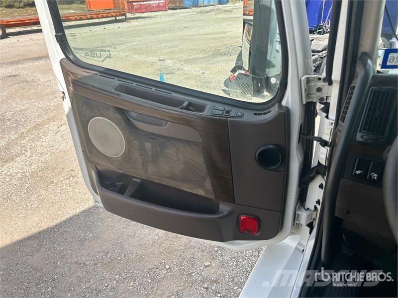 Volvo VLN630 6x4 T/A Sleeper Truck Tractor وحدات الجر