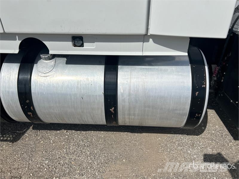 Volvo VLN630 6x4 T/A Sleeper Truck Tractor وحدات الجر