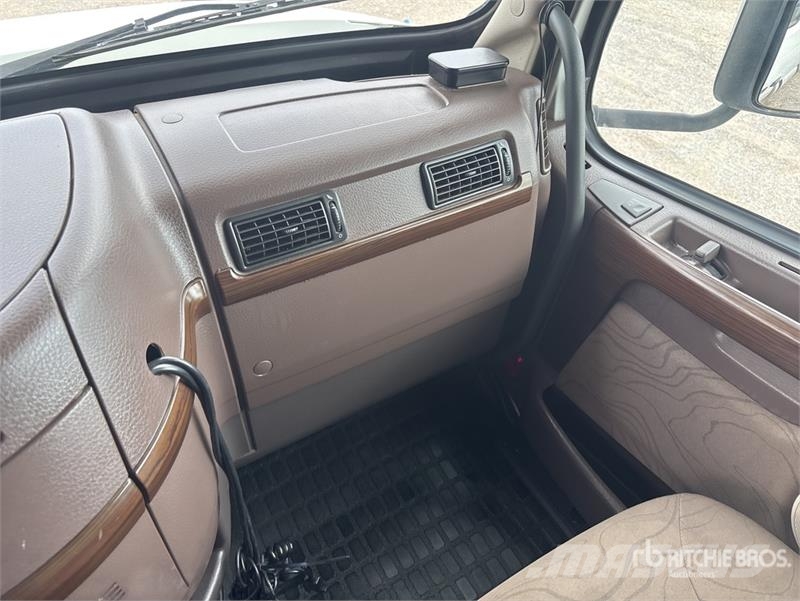 Volvo VLN630 6x4 T/A Sleeper Truck Tractor وحدات الجر