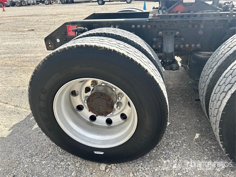 Volvo VLN630 6x4 T/A Sleeper Truck Tractor وحدات الجر