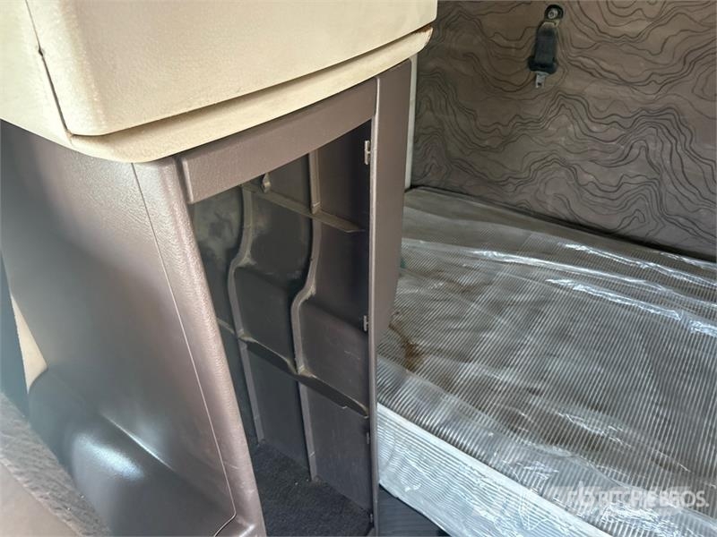 Volvo VLN630 6x4 T/A Sleeper Truck Tractor وحدات الجر