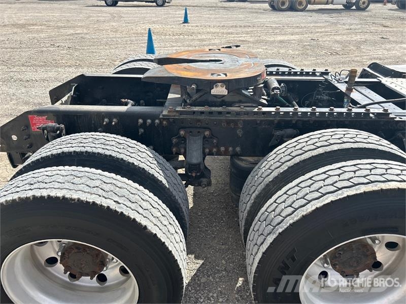 Volvo VLN630 6x4 T/A Sleeper Truck Tractor وحدات الجر