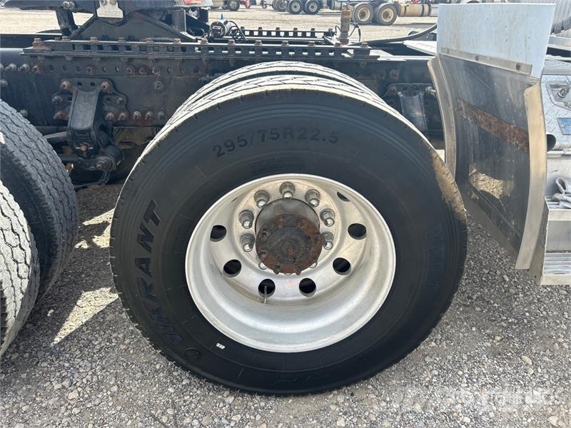 Volvo VLN630 6x4 T/A Sleeper Truck Tractor وحدات الجر