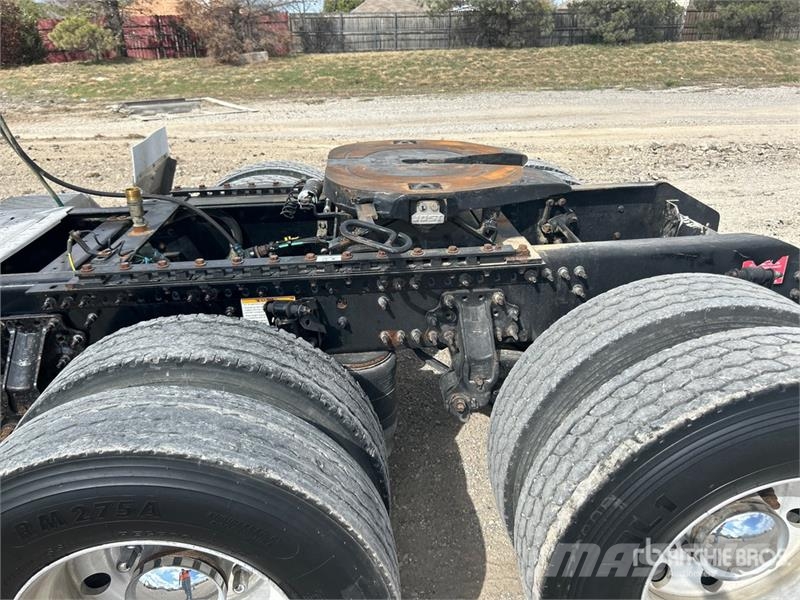 Volvo VLN630 6x4 T/A Sleeper Truck Tractor وحدات الجر