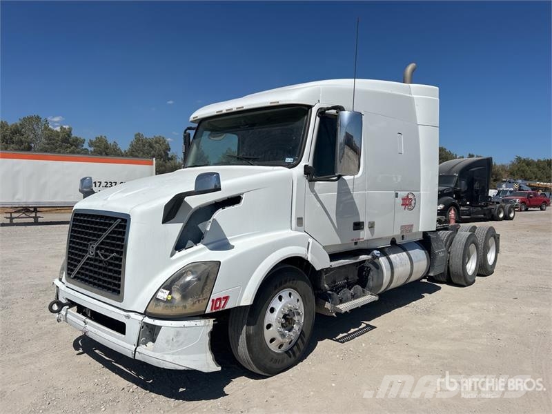 Volvo VLN630 6x4 T/A Sleeper Truck Tractor 中古トラクターヘッド | トレーラーヘッド