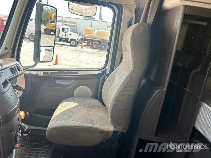 Volvo VLN630 6x4 T/A Sleeper Truck Tractor وحدات الجر