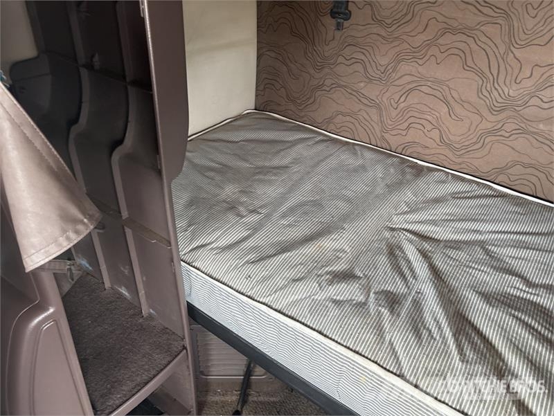 Volvo VLN630 6x4 T/A Sleeper Truck Tractor وحدات الجر