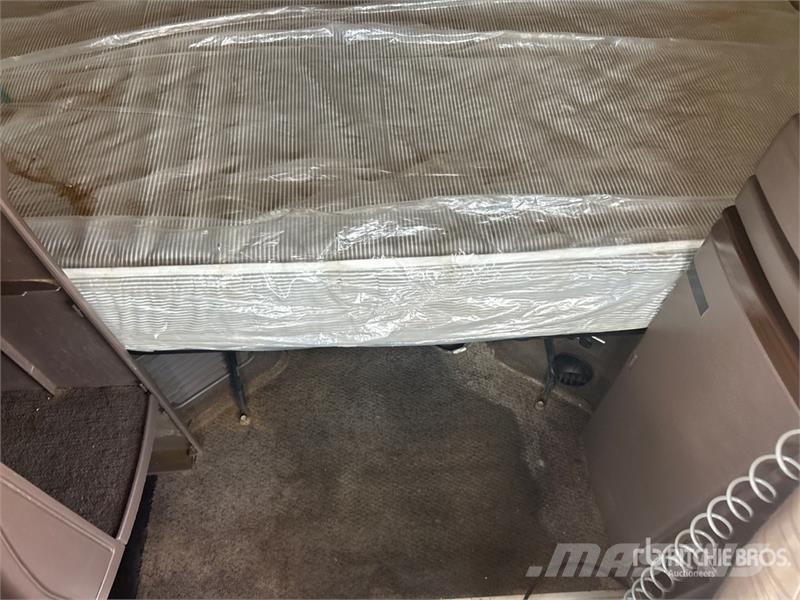 Volvo VLN630 6x4 T/A Sleeper Truck Tractor وحدات الجر