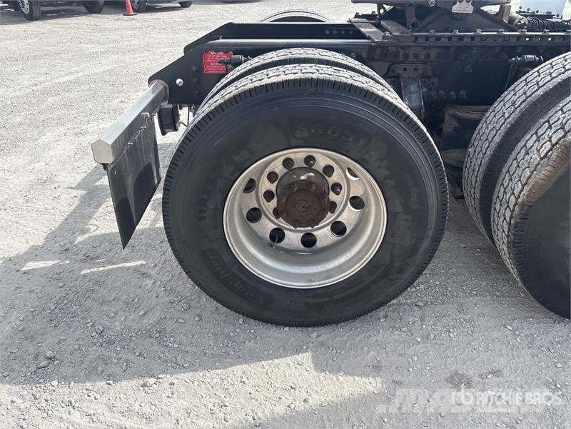 Volvo VLN630 6x4 T/A Sleeper Truck Tractor وحدات الجر