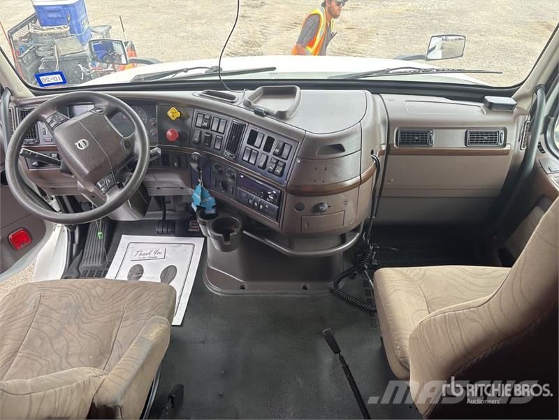 Volvo VLN630 6x4 T/A Sleeper Truck Tractor وحدات الجر