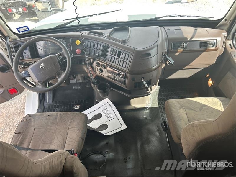 Volvo VLN630 6x4 T/A Sleeper Truck Tractor وحدات الجر
