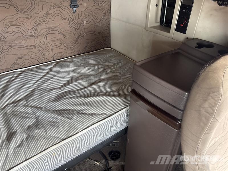 Volvo VLN630 6x4 T/A Sleeper Truck Tractor وحدات الجر