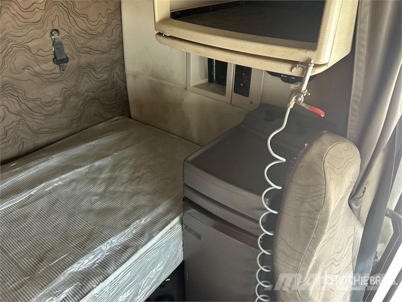 Volvo VLN630 6x4 T/A Sleeper Truck Tractor وحدات الجر