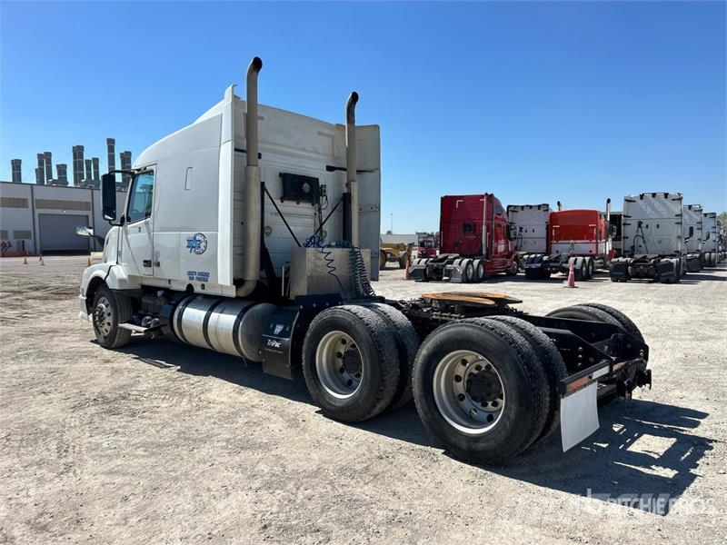 Volvo VLN630 6x4 T/A Sleeper Truck Tractor (Inoperable) Trekkers