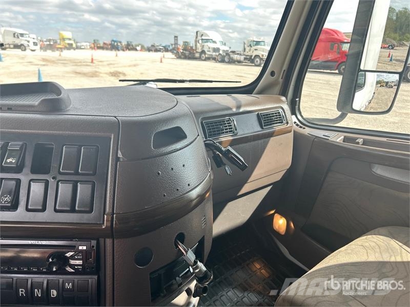 Volvo VLN630 6x4 T/A Sleeper Truck Tractor وحدات الجر