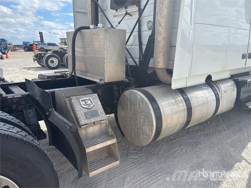 Volvo VLN630 6x4 T/A Sleeper Truck Tractor وحدات الجر