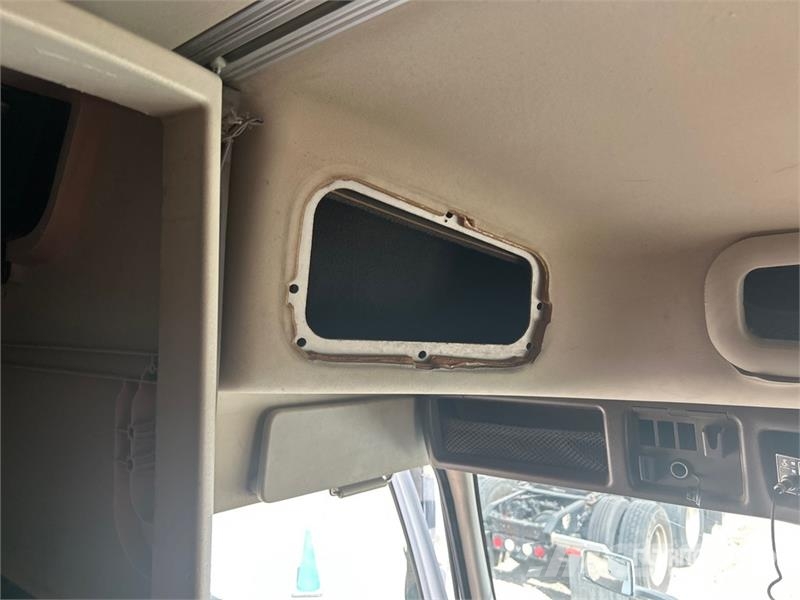 Volvo VLN630 6x4 T/A Sleeper Truck Tractor وحدات الجر