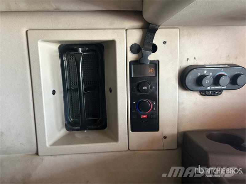 Volvo VLN630 6x4 T/A Sleeper Truck Tractor وحدات الجر