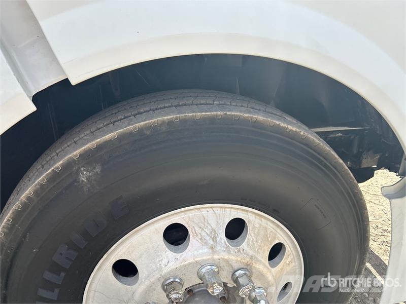 Volvo VLN630 6x4 T/A Sleeper Truck Tractor وحدات الجر