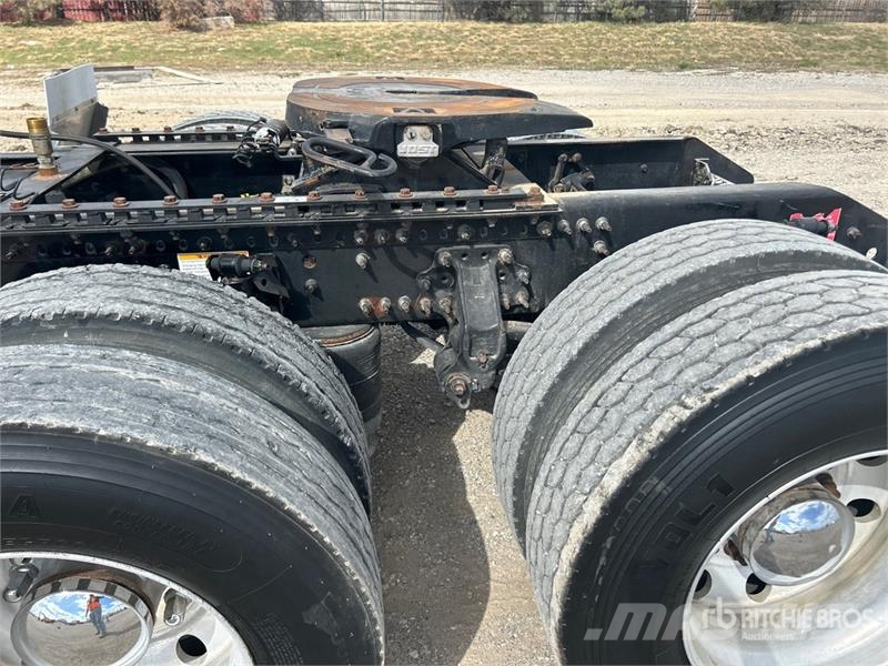Volvo VLN630 6x4 T/A Sleeper Truck Tractor وحدات الجر