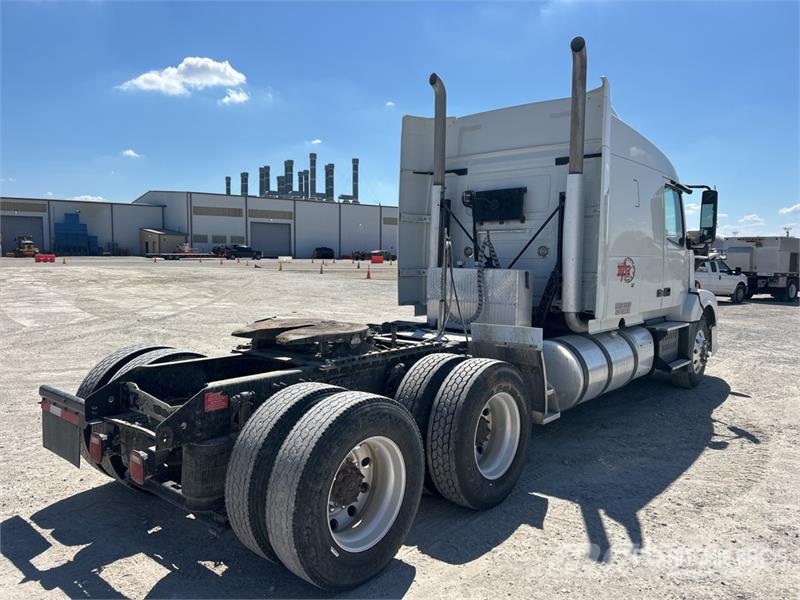 Volvo VLN630 6x4 T/A Sleeper Truck Tractor 中古トラクターヘッド | トレーラーヘッド