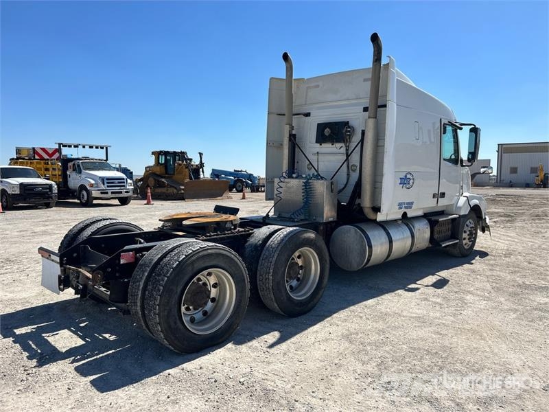 Volvo VLN630 6x4 T/A Sleeper Truck Tractor (Inoperable) Trekkers