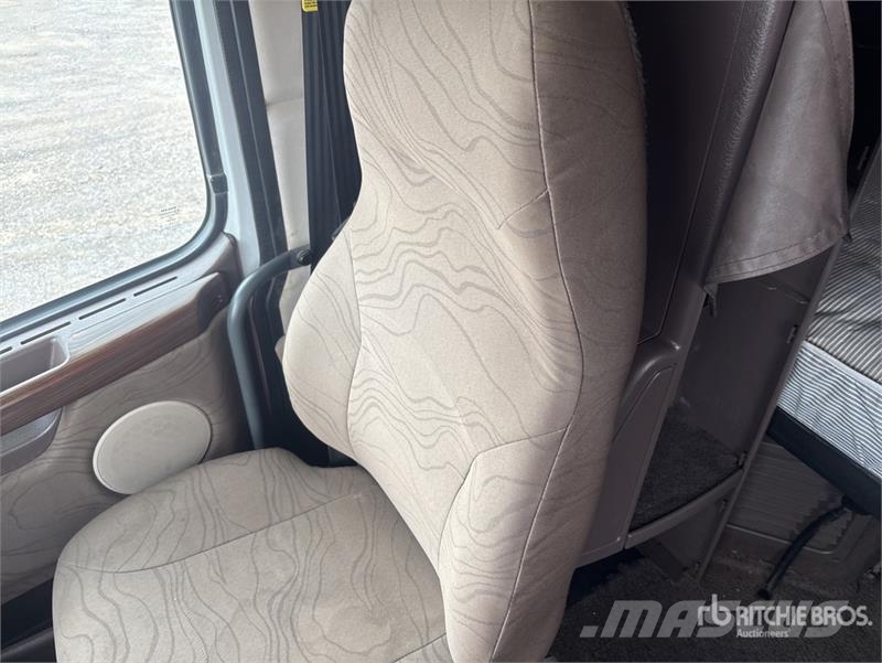 Volvo VLN630 6x4 T/A Sleeper Truck Tractor وحدات الجر
