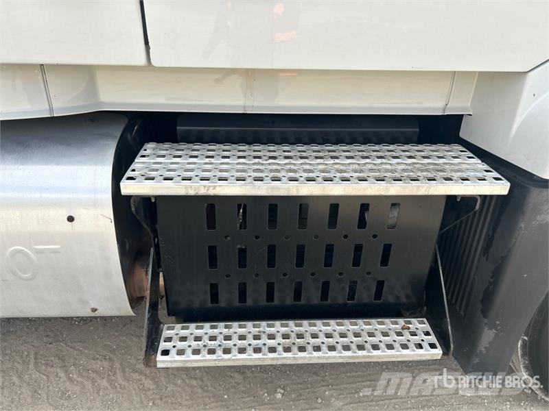Volvo VLN630 6x4 T/A Sleeper Truck Tractor وحدات الجر