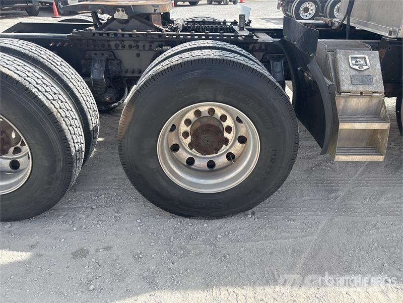 Volvo VLN630 6x4 T/A Sleeper Truck Tractor وحدات الجر