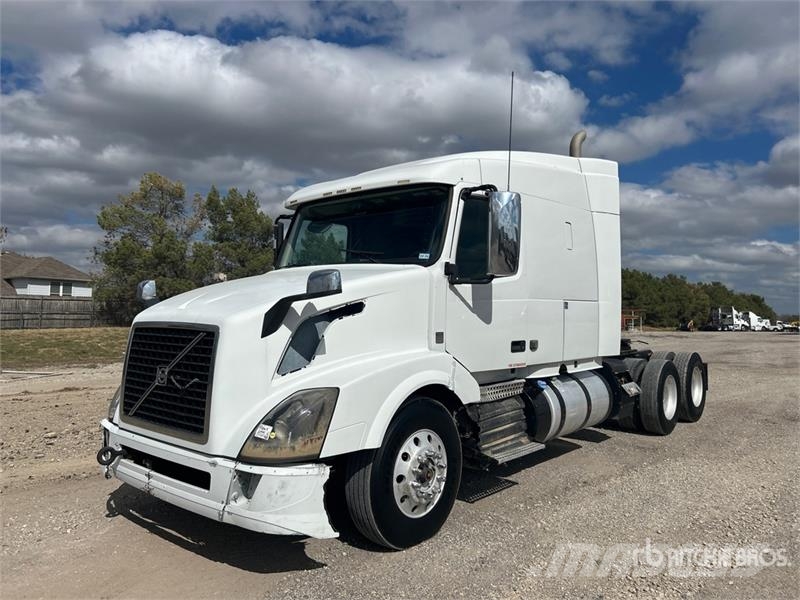 Volvo VLN630 6x4 T/A Sleeper Truck Tractor وحدات الجر