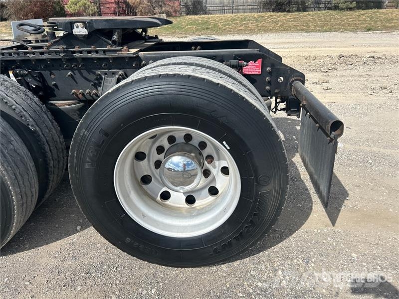 Volvo VLN630 6x4 T/A Sleeper Truck Tractor وحدات الجر