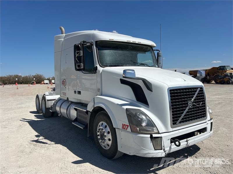 Volvo VLN630 6x4 T/A Sleeper Truck Tractor 中古トラクターヘッド | トレーラーヘッド