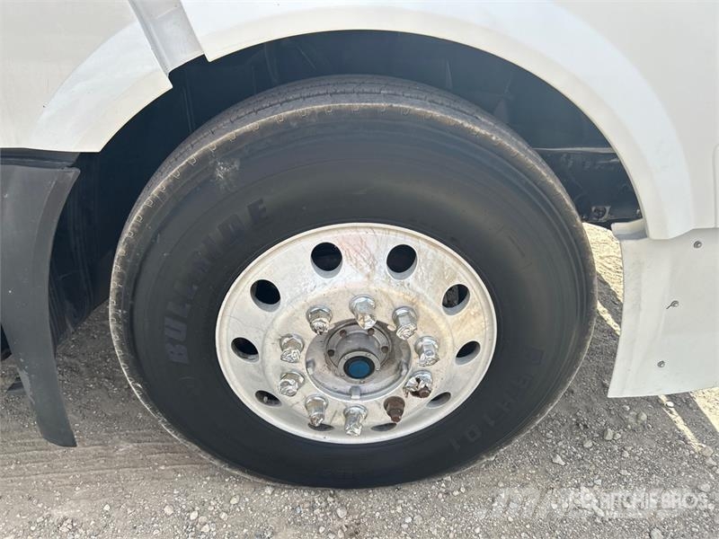 Volvo VLN630 6x4 T/A Sleeper Truck Tractor وحدات الجر