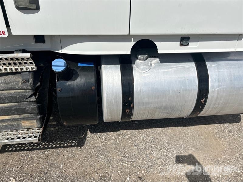 Volvo VLN630 6x4 T/A Sleeper Truck Tractor وحدات الجر
