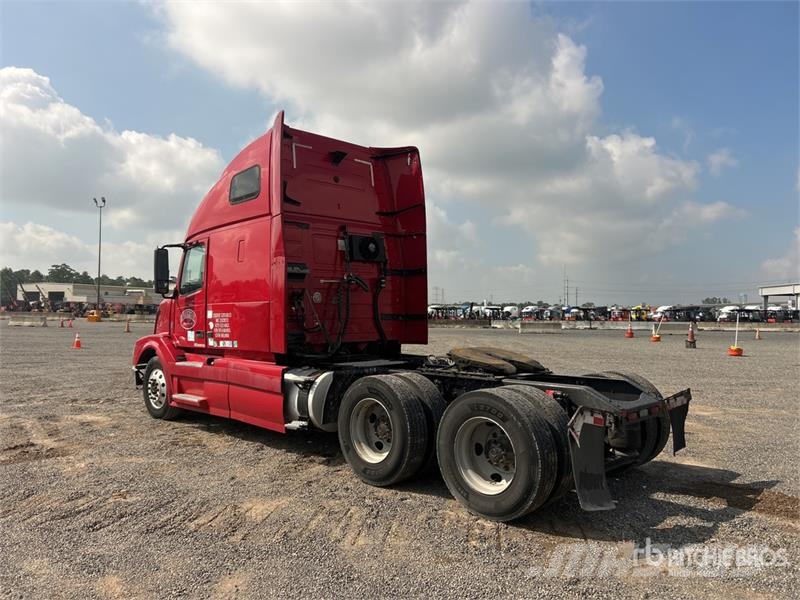 Volvo VNL 中古トラクターヘッド | トレーラーヘッド