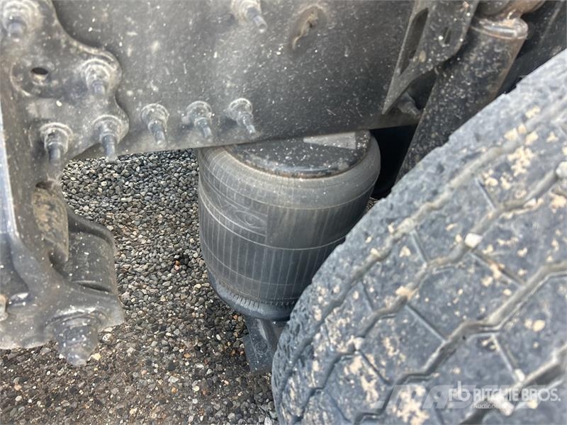 Volvo VNL 中古トラクターヘッド | トレーラーヘッド