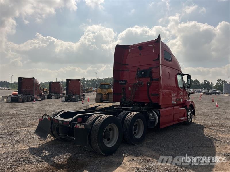 Volvo VNL 中古トラクターヘッド | トレーラーヘッド