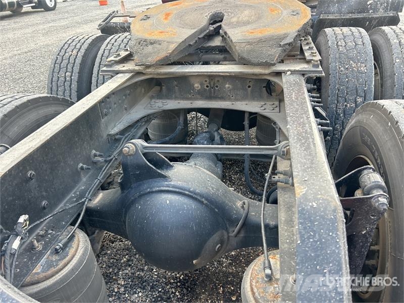 Volvo VNL 中古トラクターヘッド | トレーラーヘッド