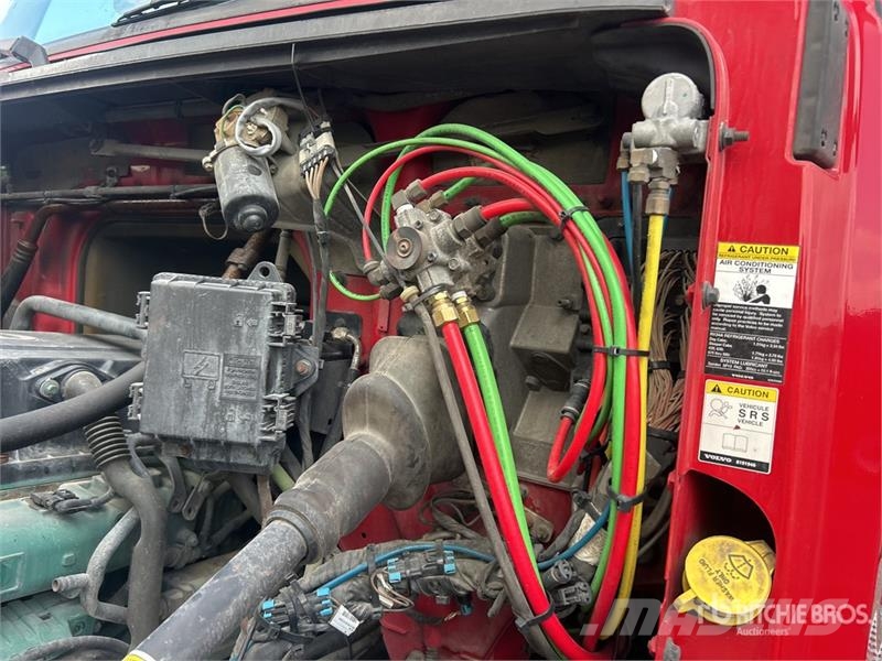 Volvo VNL 中古トラクターヘッド | トレーラーヘッド