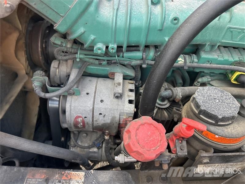 Volvo VNL 中古トラクターヘッド | トレーラーヘッド